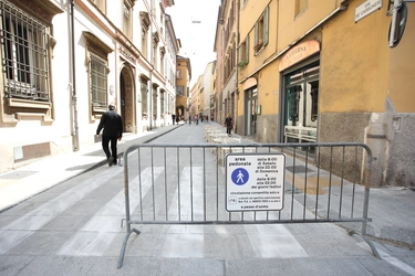 Via De’ Carbonesi pedonale a Bologna, il sindaco: “Si va avanti”. L’Ascom cauta: “Da valutare”. Il centrodestra: “Un flop”
