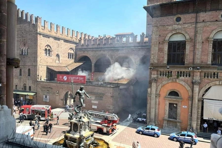 Incendio in centro a Bologna il 20 maggio 2022 