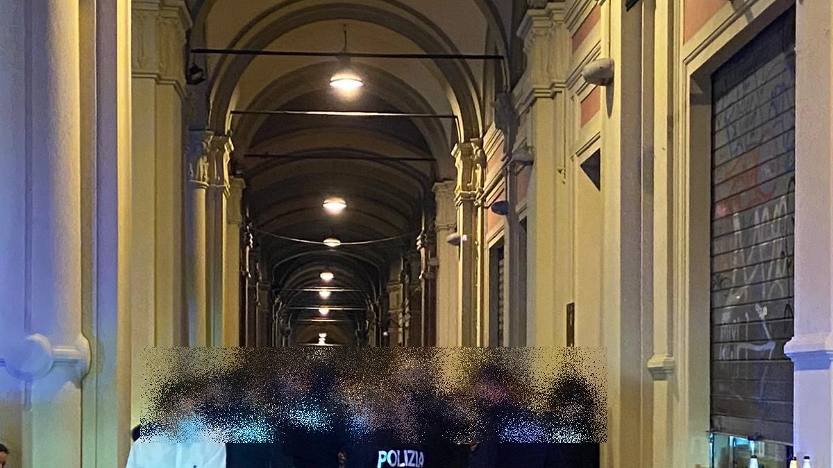 La polizia intervenuta l'altro notte in via Irnerio a Bologna