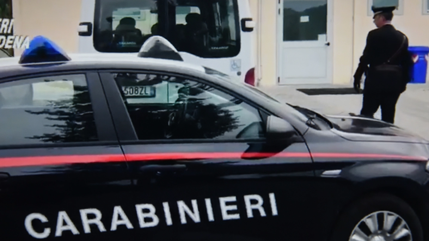I carabinieri davanti alla sede del centro ’Arcobaleno’ di Mirandola