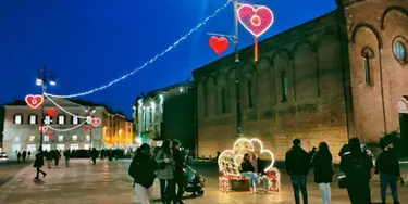 San Valentino 2023 a Ferrara: si accendono le luminarie a cuore