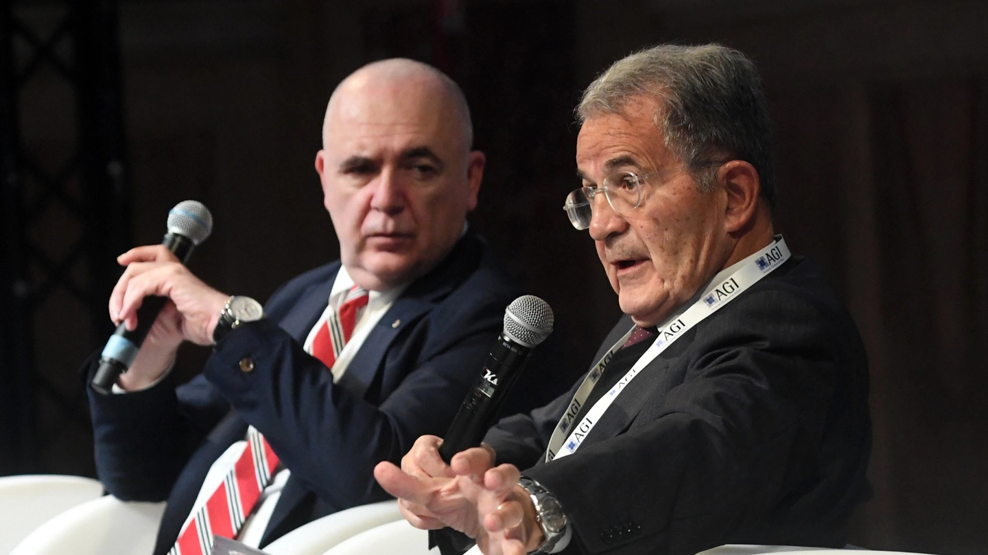 Bologna, Romano Prodi conversa con Paolo Giacomin al convegno di Agi (FotoSchicchi)