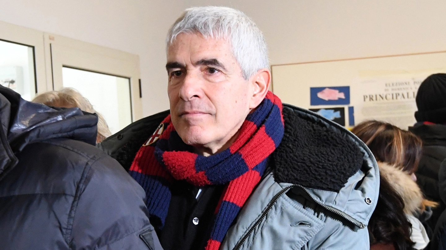 Pier Ferdinando Casini è andato a votare con la sciarpa del Bologna (FotoSchicchi)