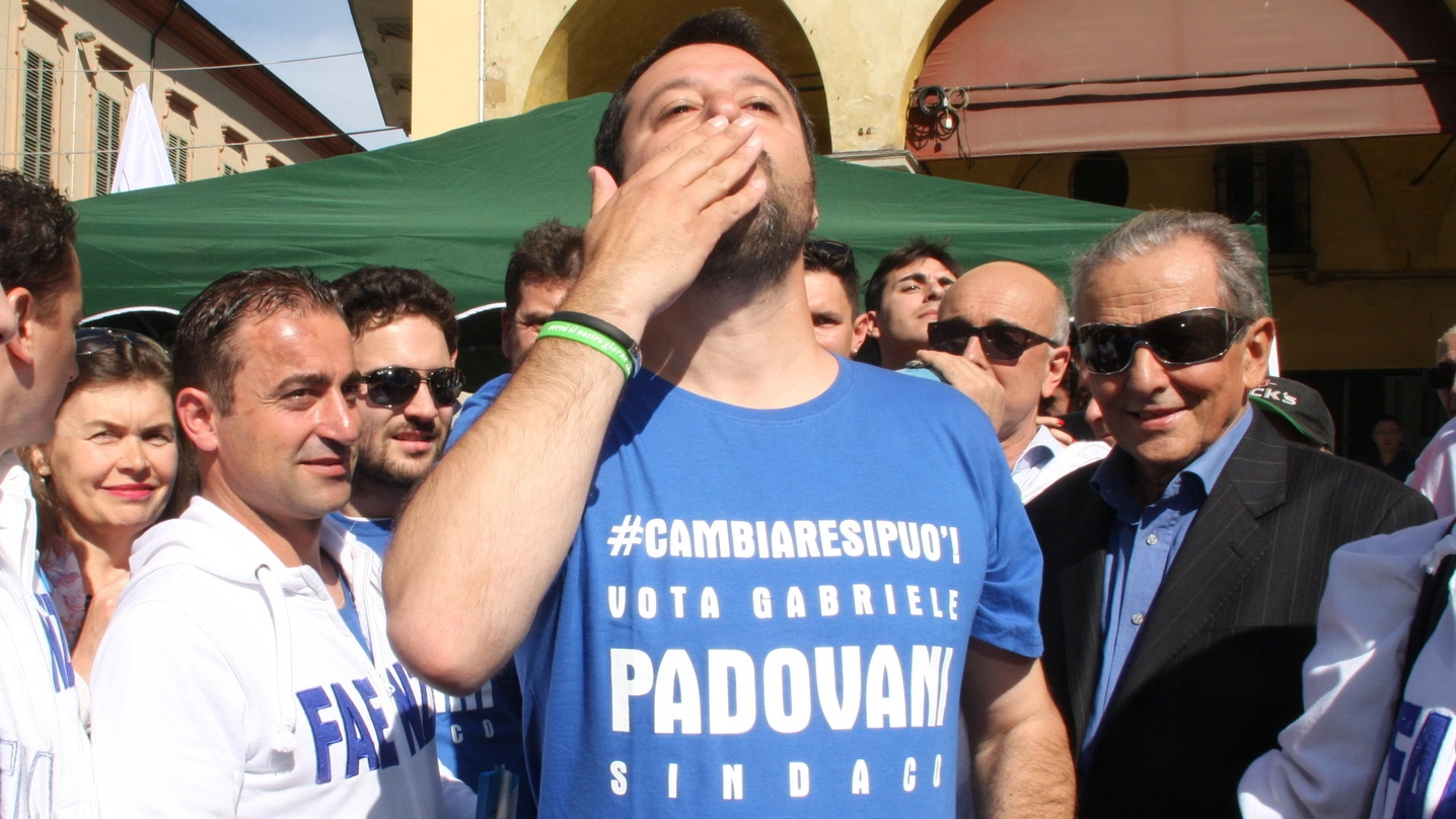 Matteo Salvini manda un bacio ai suoi contestatori