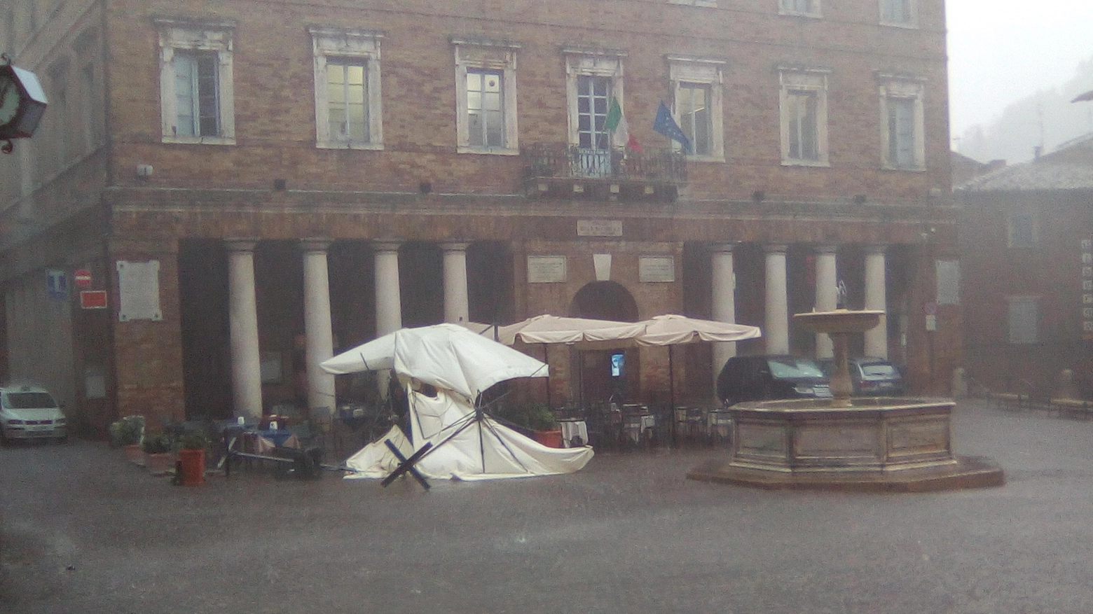 L'ombrellone divelto del caffè Deliziose Follie in piazza della Repubblica, Urbino