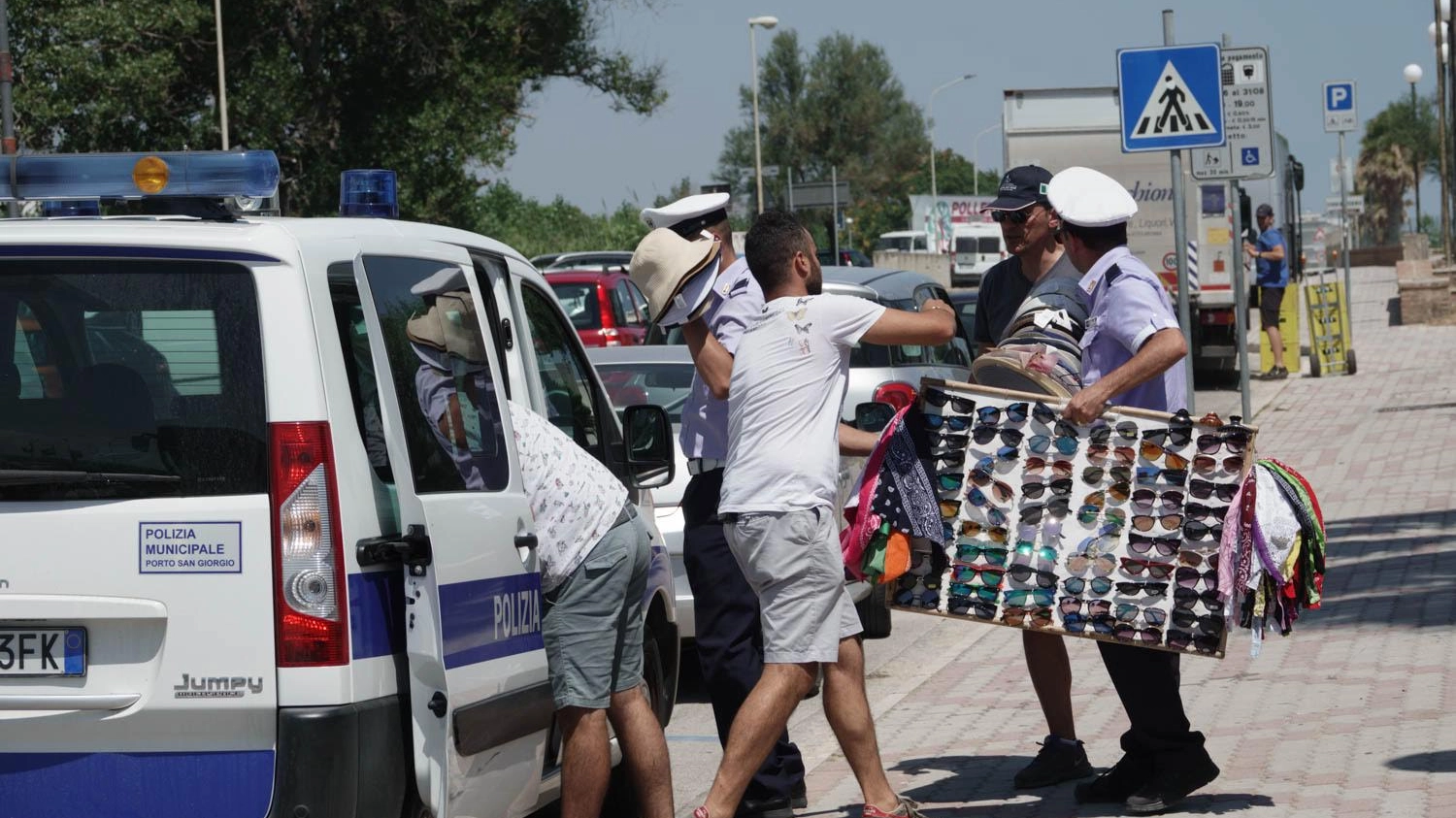 I sequestri della Municipale contro i venditori abusivi (Foto Zeppilli)