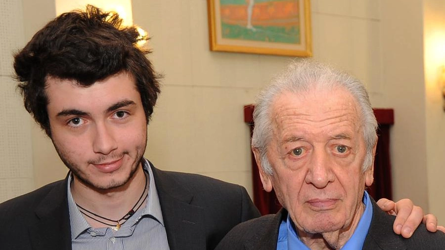 Andrea Tremaglia, 35 anni, insieme al nonno Mirko, storico esponente della Destra morto ne