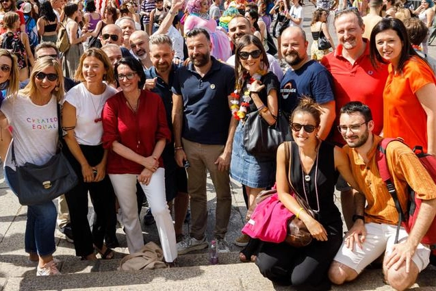 Il sindaco Matteo Lepore con i consiglieri e gli esponenti dem al Rivolta Pride