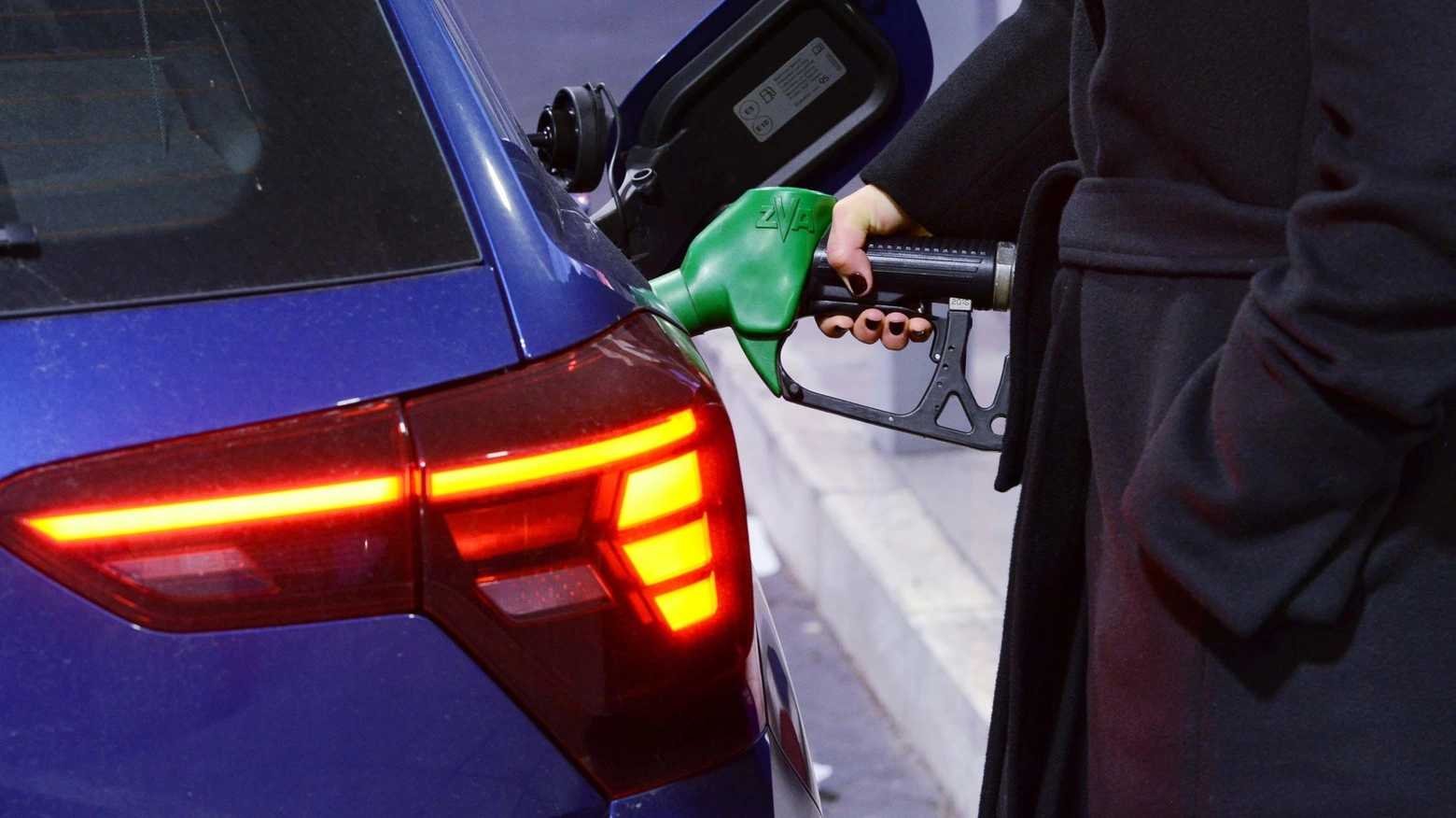 Carburante alle stelle  Benzina a 2 euro al litro  "Aumenti anche del 5%  Si specula sulle ferie"