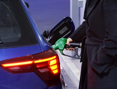 Carburante alle stelle Benzina a 2 euro al litro "Aumenti anche del 5% Si specula sulle ferie"