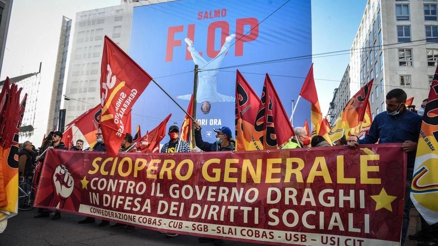 Il corteo di Milano dello sciopero nazionale di scuola e trasporti (Ansa)
