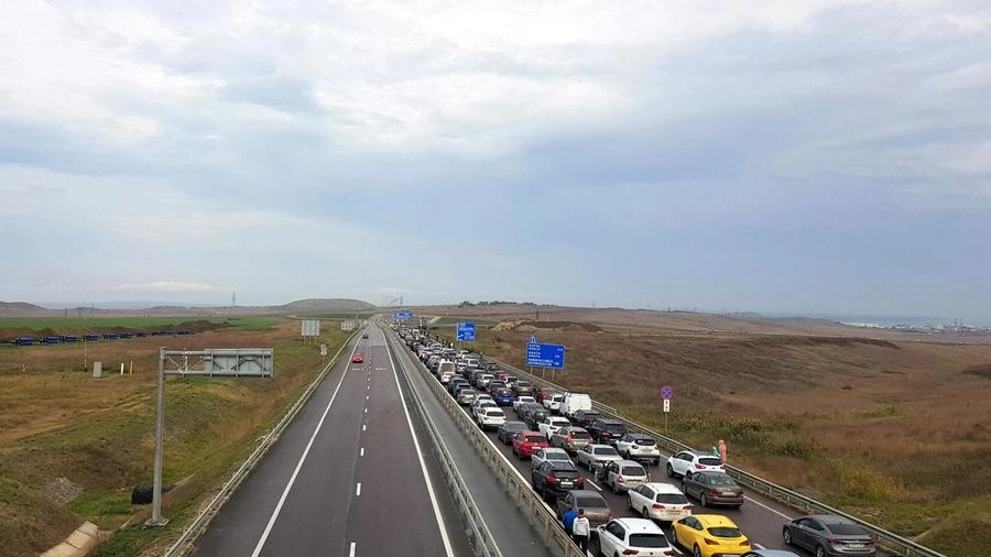 Lunghe code di auto verso il ponte di Kerch per lasciare la Crimea (Ansa)