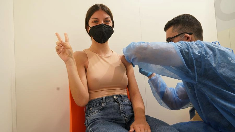 Una ragazza si vaccina contro il Covid