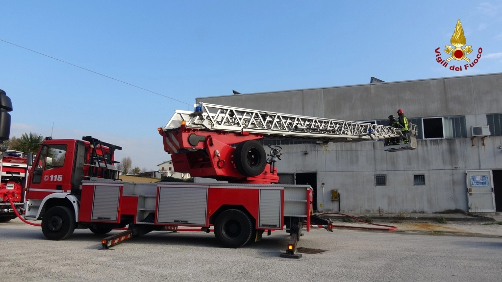 Incendio in un capannone di Osimo 