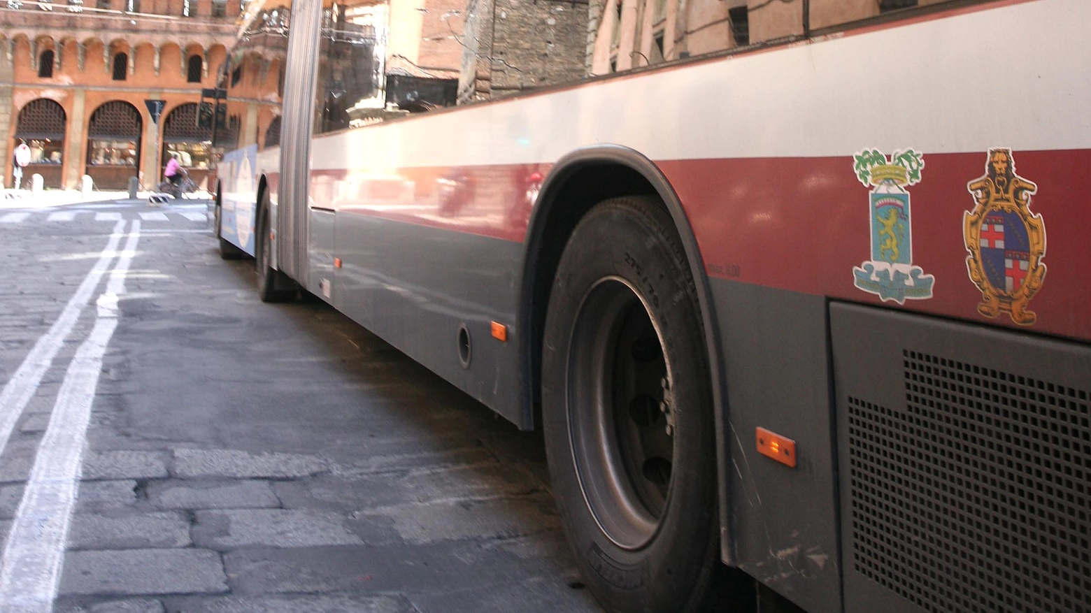 Incidente in via Indipendenza. Un autobus a Bologna in una foto d'archivio Schicchi
