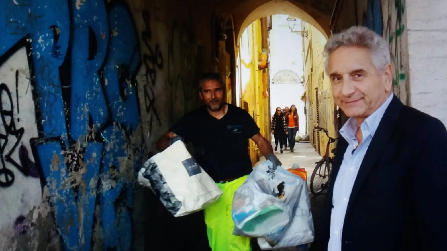 L'assessore Lattanzi fa rimuovere il cumulo di rifiuti in rua del Macello