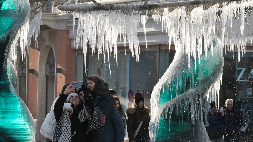 La fontana  di Tonino Guerra in piazzale Roma congelata:  in tanti ne hanno approfittato per immortalare  la scena