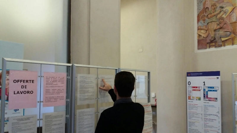 Un utente controlla gli annunci di lavoro nel Centro per l'impiego di Pesaro