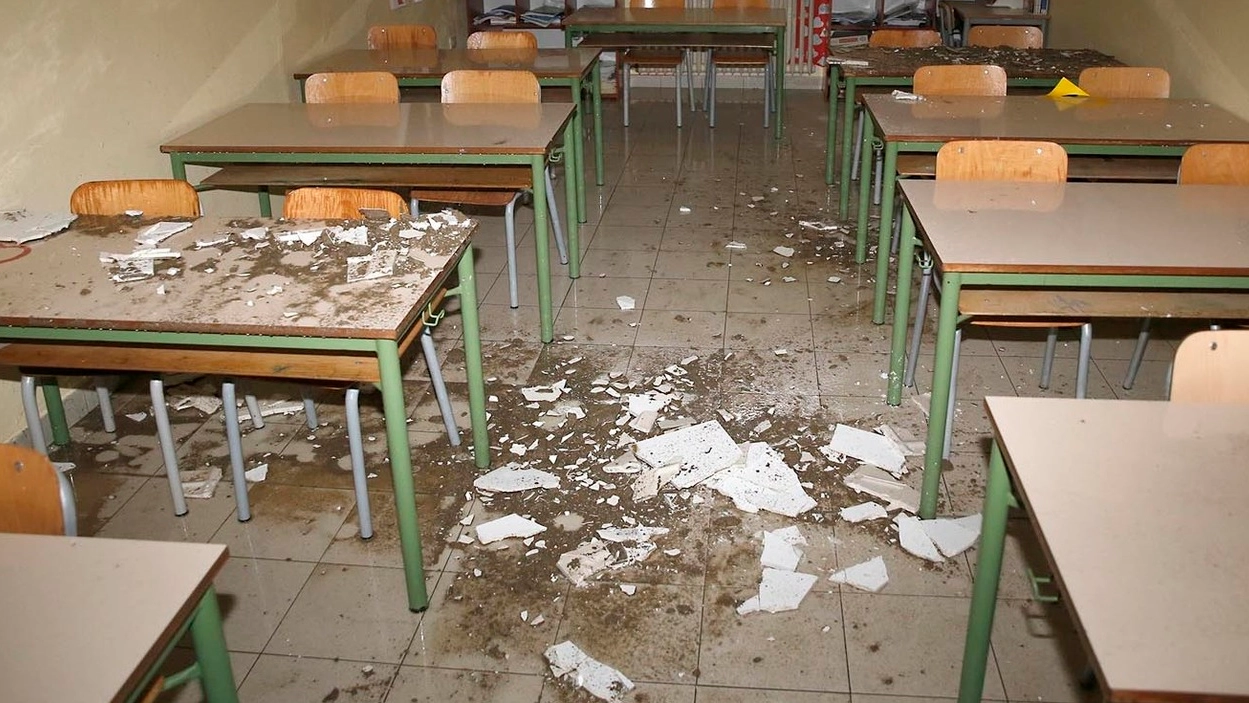 I calcinacci caduti a scuola (foto Artioli)