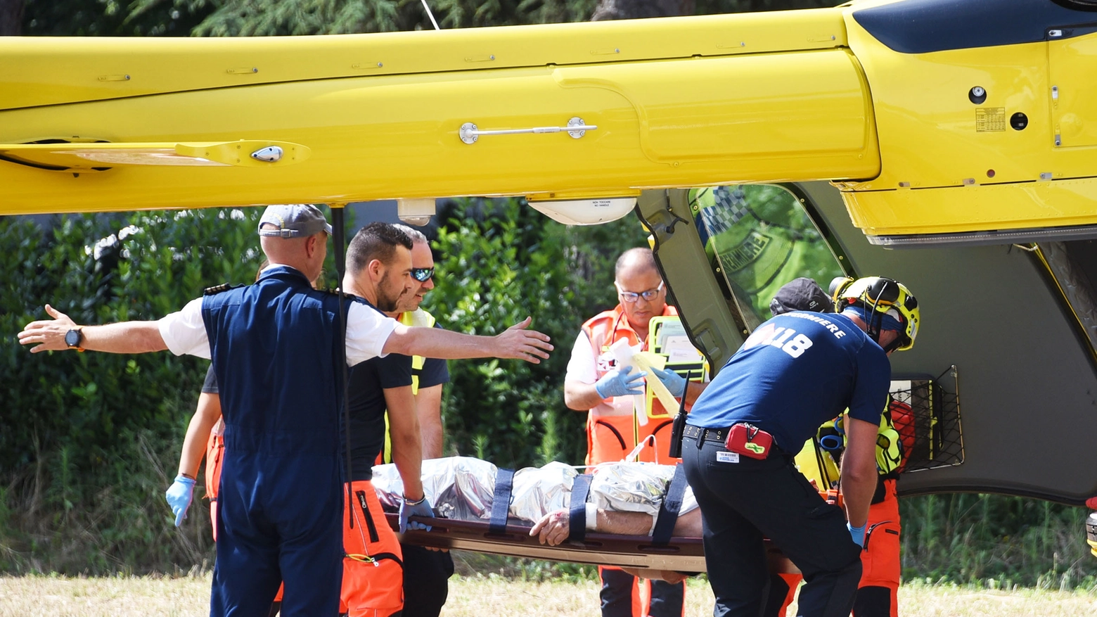 L'uomo è stato portato in elicottero al Bufalini (foto Migliorini)