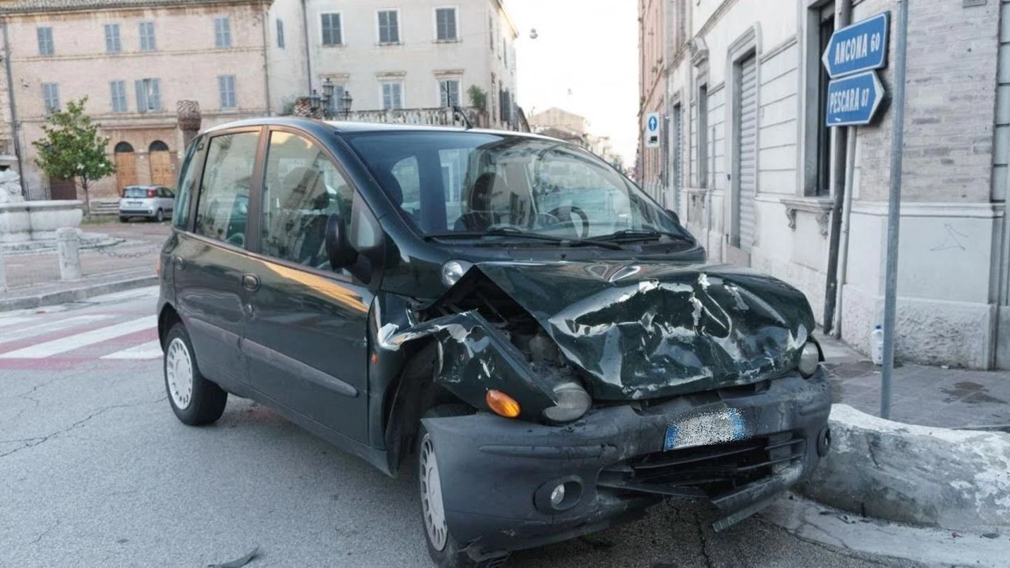 Porto San Giorgio, una delle auto coinvolte nell’incidente davanti al bar Ciferri (Foto Zeppilli)