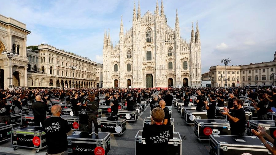 Manifestazione Bauli in Piazza dei lavoratori dello spettacolo in piazza Duomo a Milano