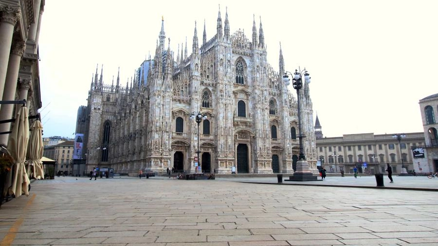 Milano in zona rossa: piazza Duomo deserta