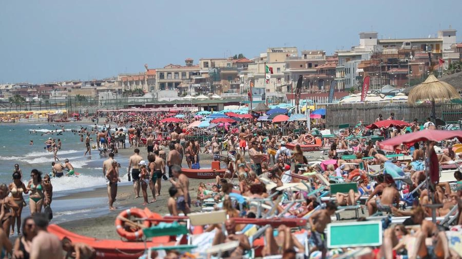 Spiagge affollate in quest'estate 2021 (Ansa)