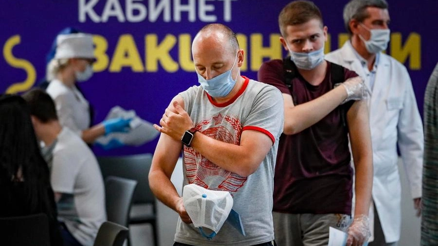 Covid, vaccinazioni a Mosca (foto Ansa)