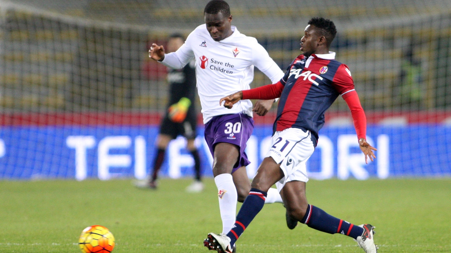 Amadou Diawara in rossoblù contrastato da Khouma Babacar della Fiorentina (Schicchi)