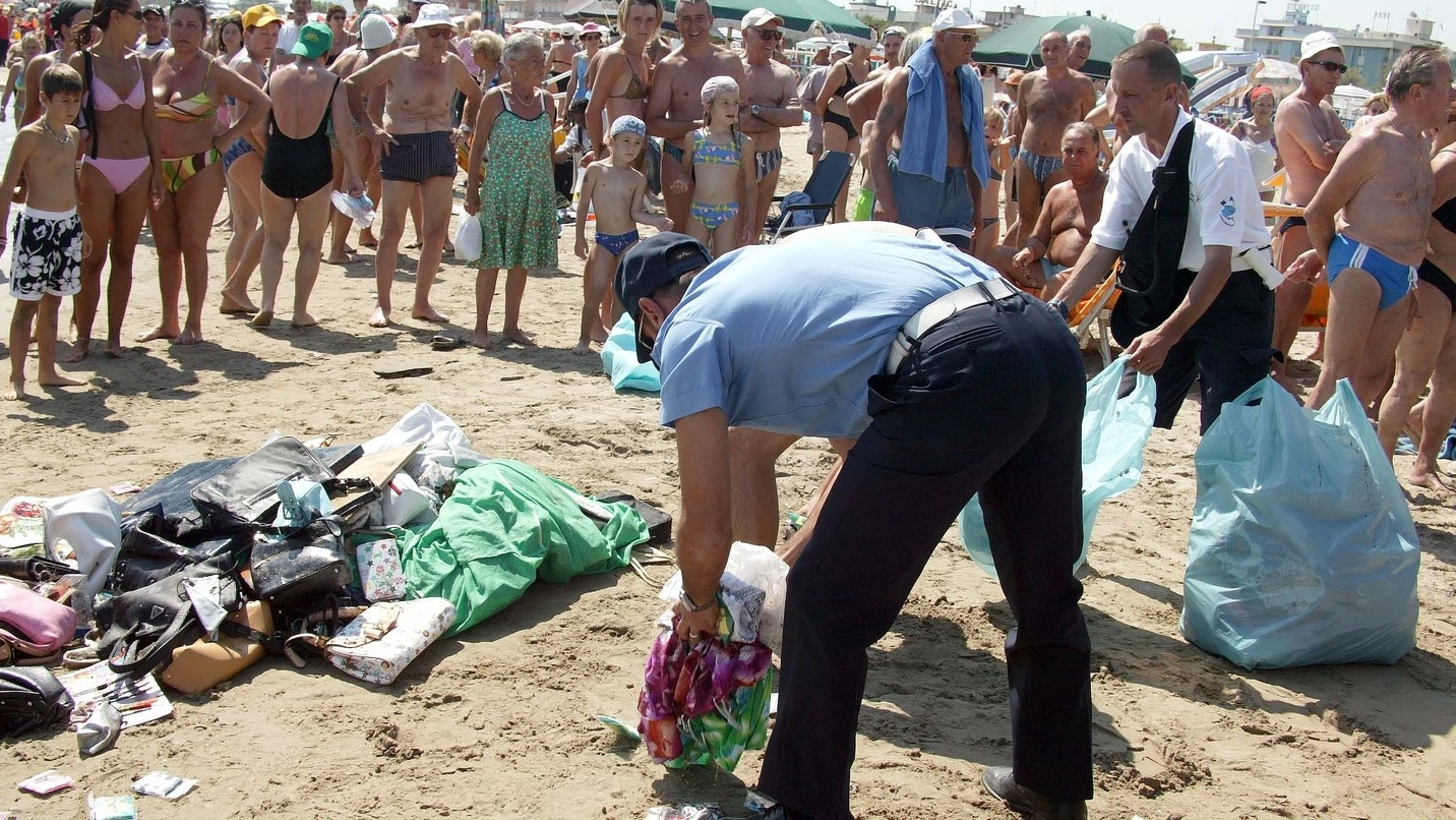 La polizia municipale in spiaggia durante un sequestro