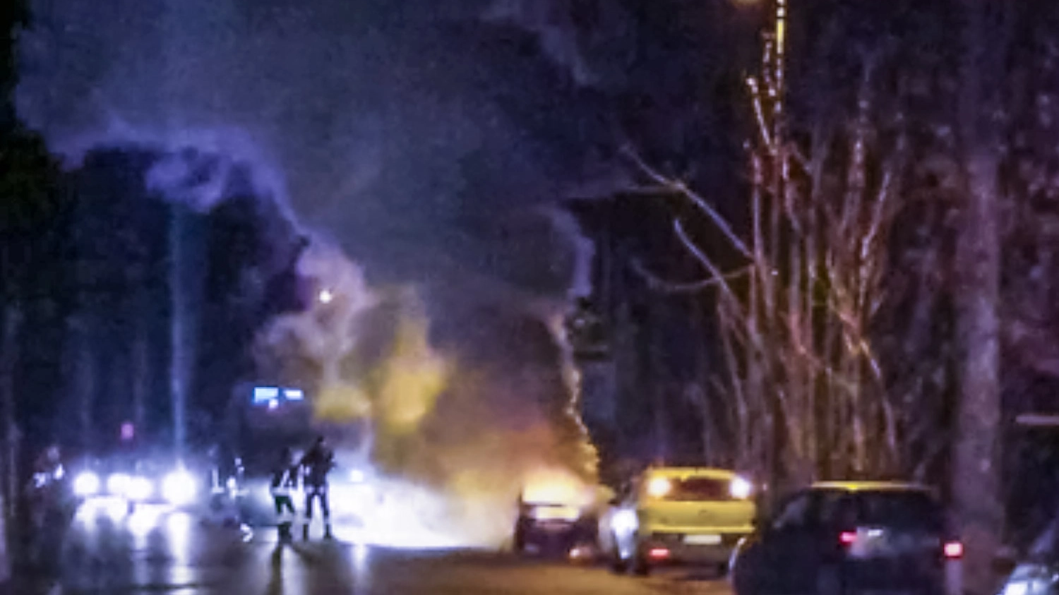 Molini di Tenna, i vigili del fuoco spengono l'incendio di un'auto (Foto Zeppilli)