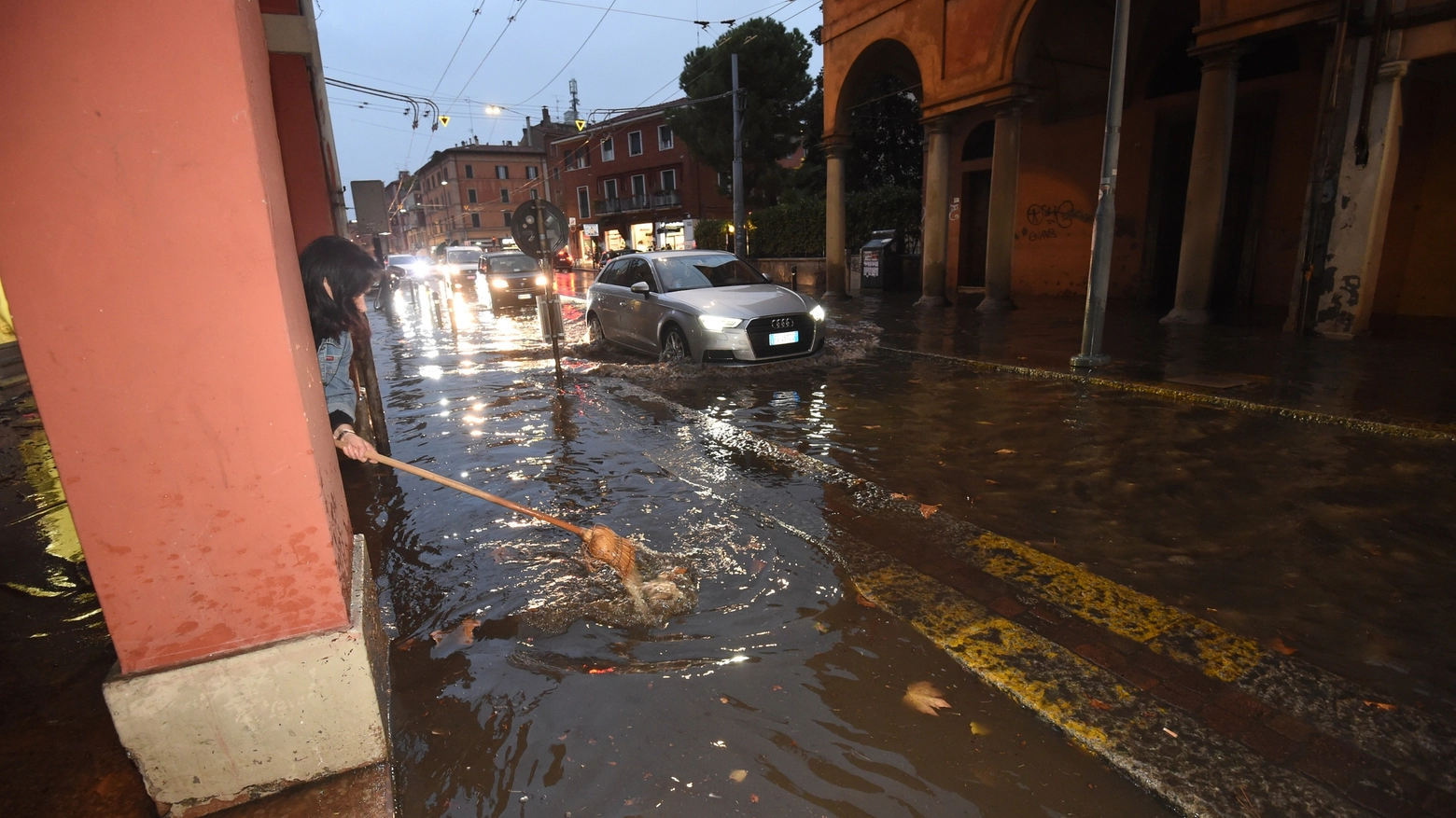 Bomba d'acqua a Bologna, allagamenti in via Sant'Isaia (FotoSchicchi)
