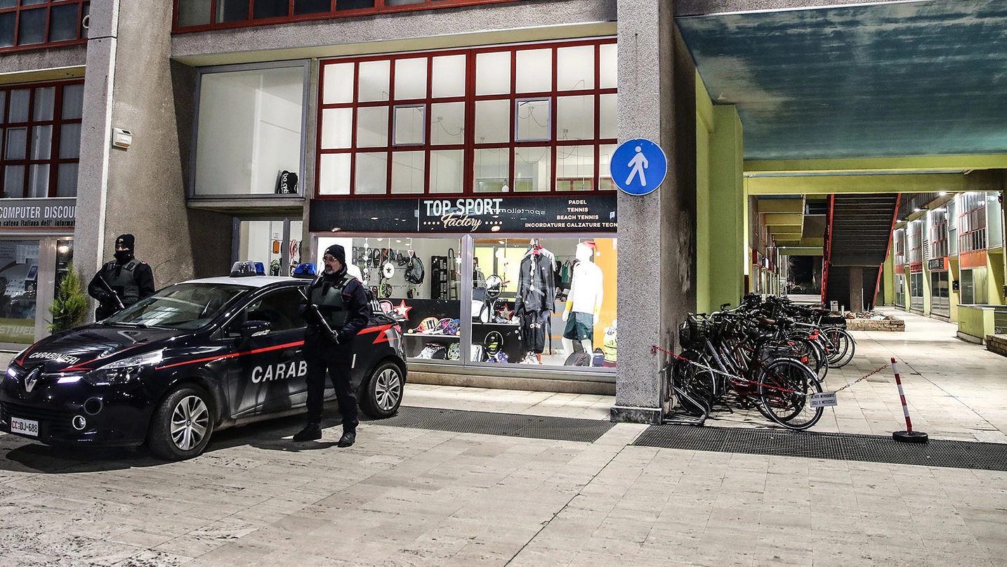 I carabinieri sotto al Centro Benelli, dove abita Biagio Girolamo Bruzzese, il collaboratore di giustizia (Fotoprint)