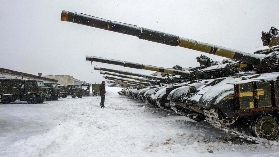 I tank delle milizie ucraine al confine orientale