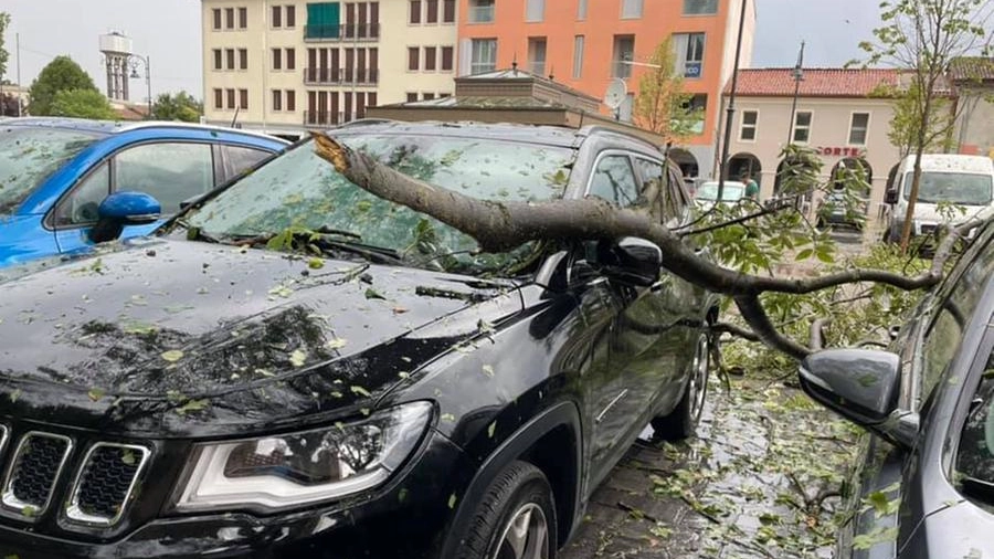Una macchina danneggiata dalla grandine a Reggiolo