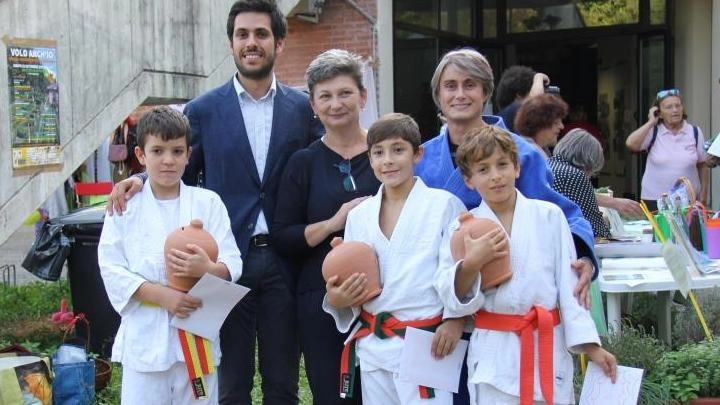 I Consiglieri Rocchi e Massarenti, la campionessa Elena Vasile e i bambini Giammarco Natali, Lorenzo Boscarino e Luigi Ferrante