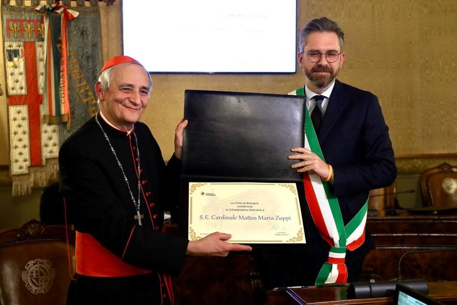 Il cardinale Zuppi riceve la cittadinanza onoraria dal sindaco Lepore