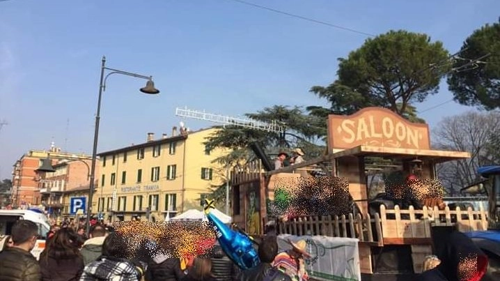 Il carro Saloon sfila per il centro di Casalecchio (foto Mignardi)