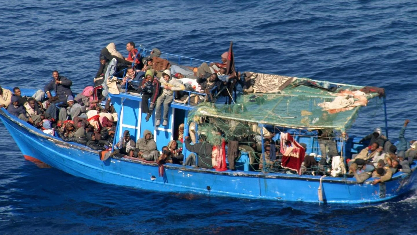 Un barcone con i migranti (foto di repertorio)