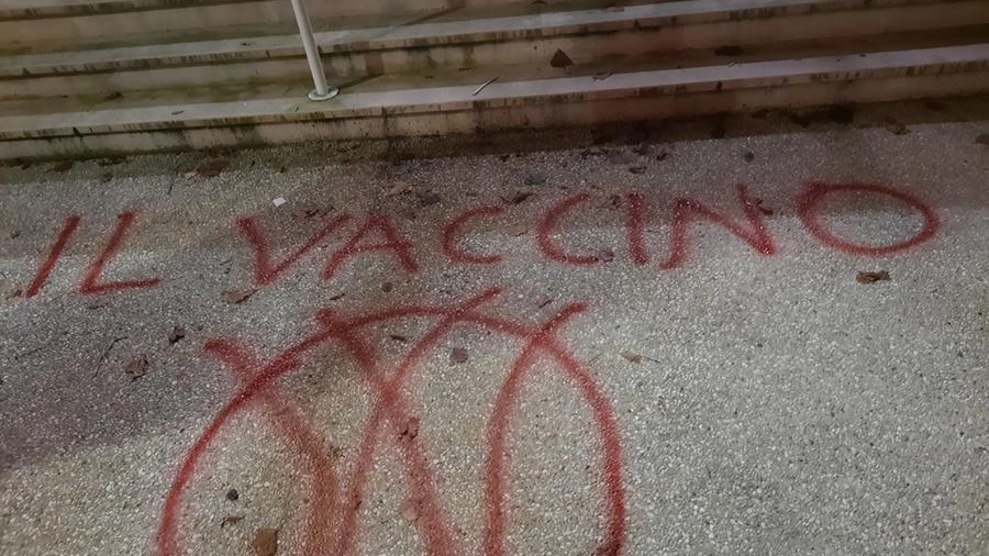 No vax: scritte davanti alla scuola a Caldarola