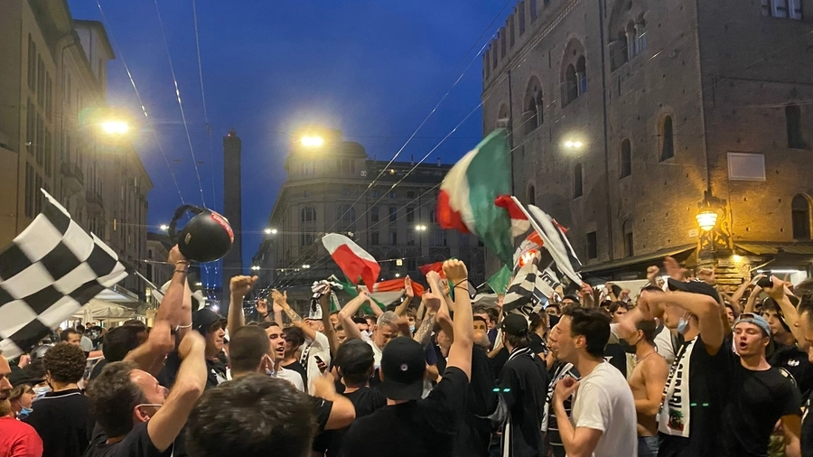 Esplode la festa in centro a Bologna per la vittoria dello scudetto da parte della Virtus
