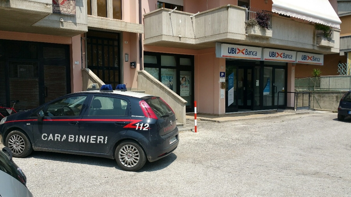 I carabinieri davanti alla banca (foto Zeppilli)