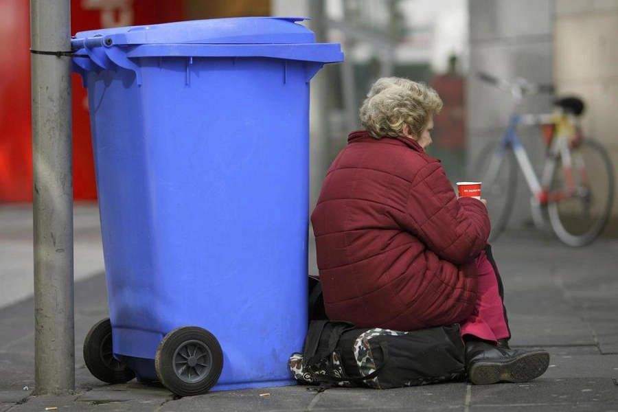 Nella foto (di repertorio) un’anziana costretta a vivere per strada