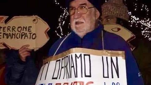 Il cartello anti Salvini esposto durante la manifestazione delle Sardine