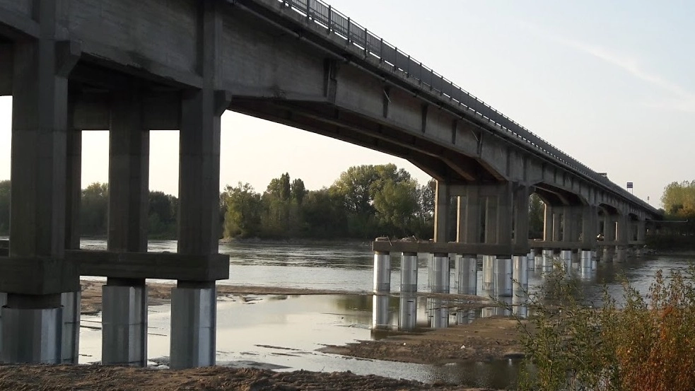 L’incamiciatura in acciaio dei pali di fondazione del ponte di Boretto conclude l’impegnativo intervento di manutenzione