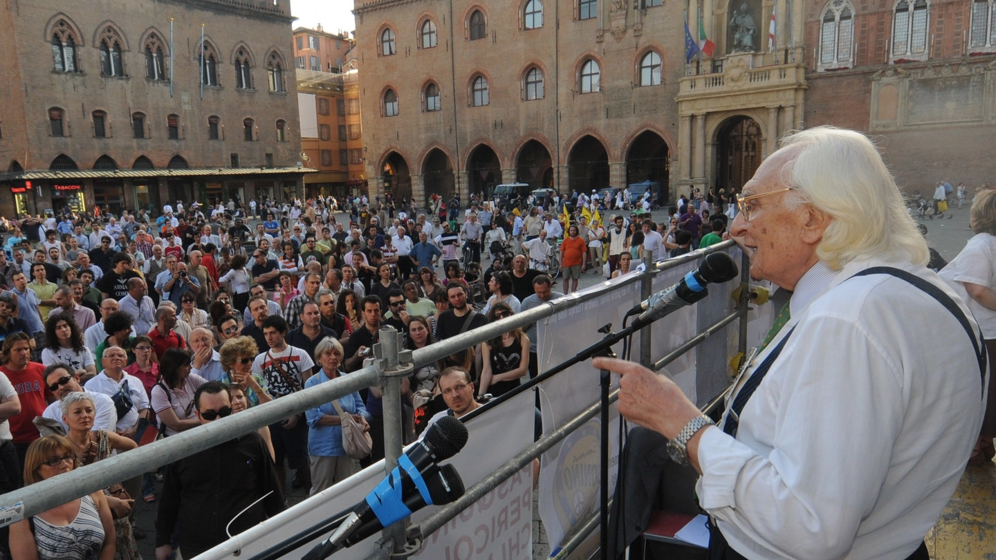 Pannella in piazza Maggiore nel 2009, per la candidatura di Pasquino a sindaco