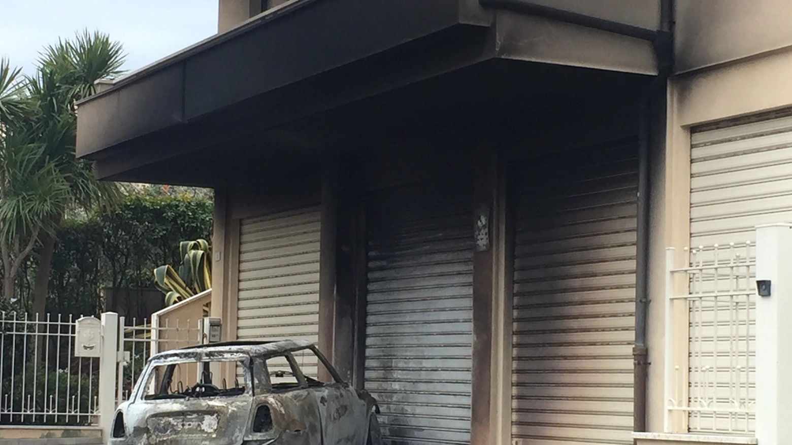 Auto a fuoco a Porto Sant'Elpidio (foto Marisa Colibazzi)