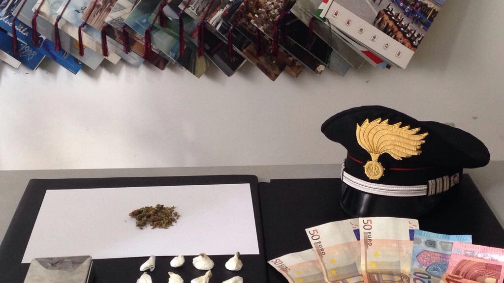 La drogra e il denaro sequestrato dai carabinieri