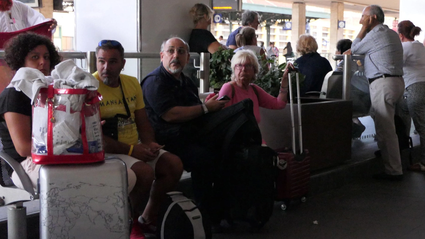 Le lunghe attese dei viaggiatori domenica alla stazione di Ancona